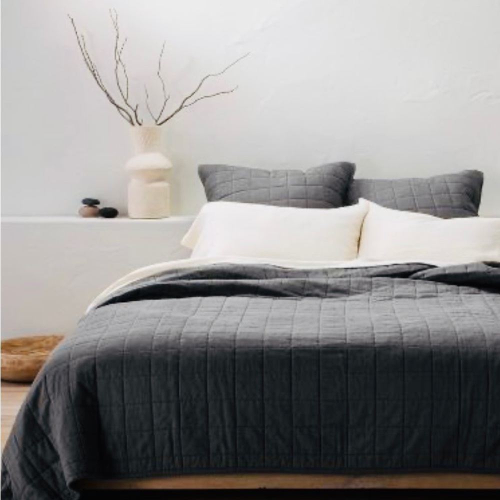 New. Queen.Heavyweight Linen Quilt. 94x90
